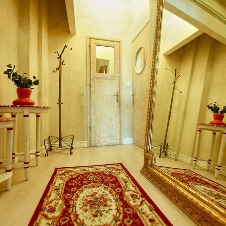 Ferienwohnung Baroque Splendor: Breathtaking Views & Design Bukarest Exterior foto
