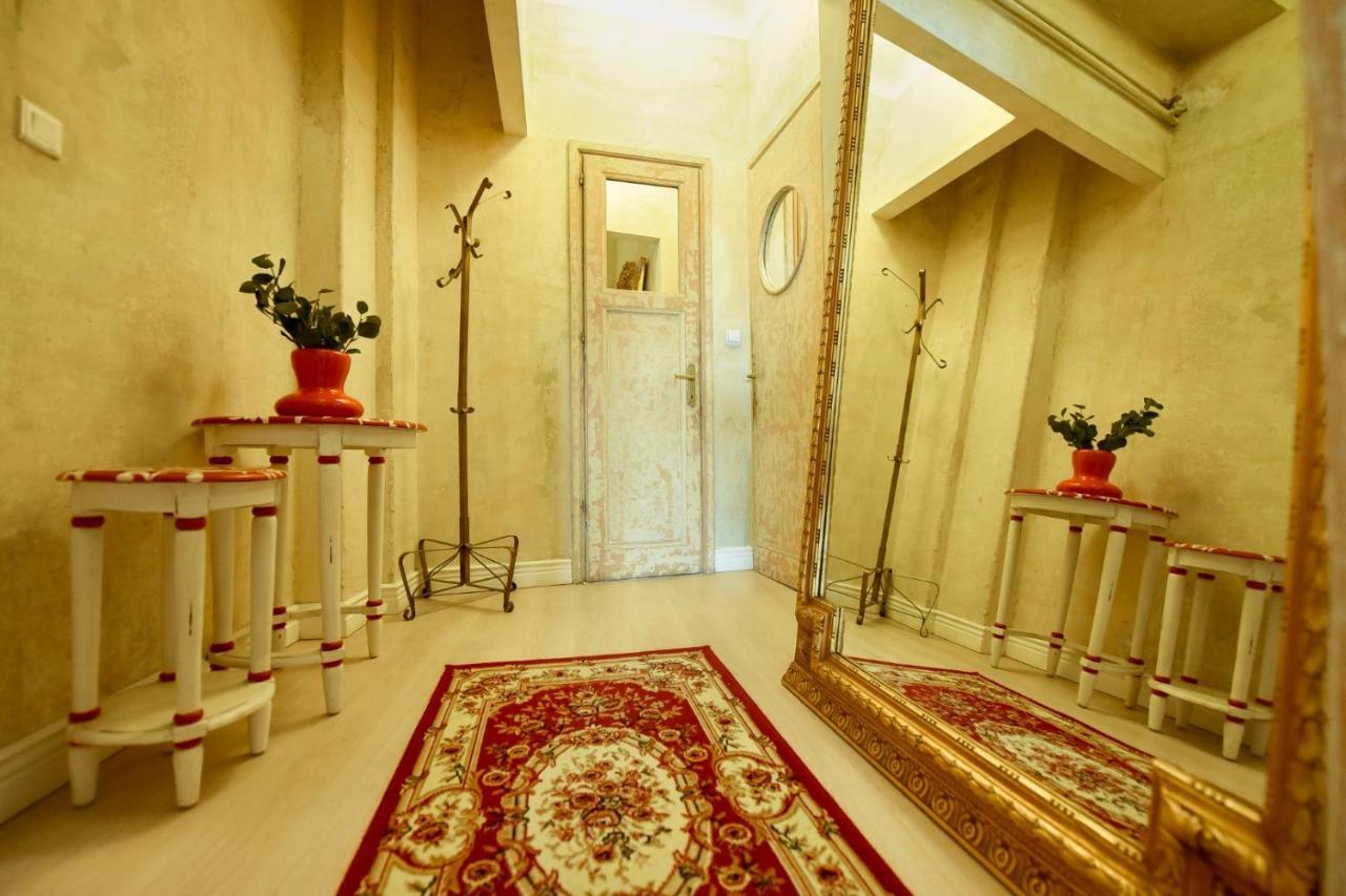 Ferienwohnung Baroque Splendor: Breathtaking Views & Design Bukarest Exterior foto