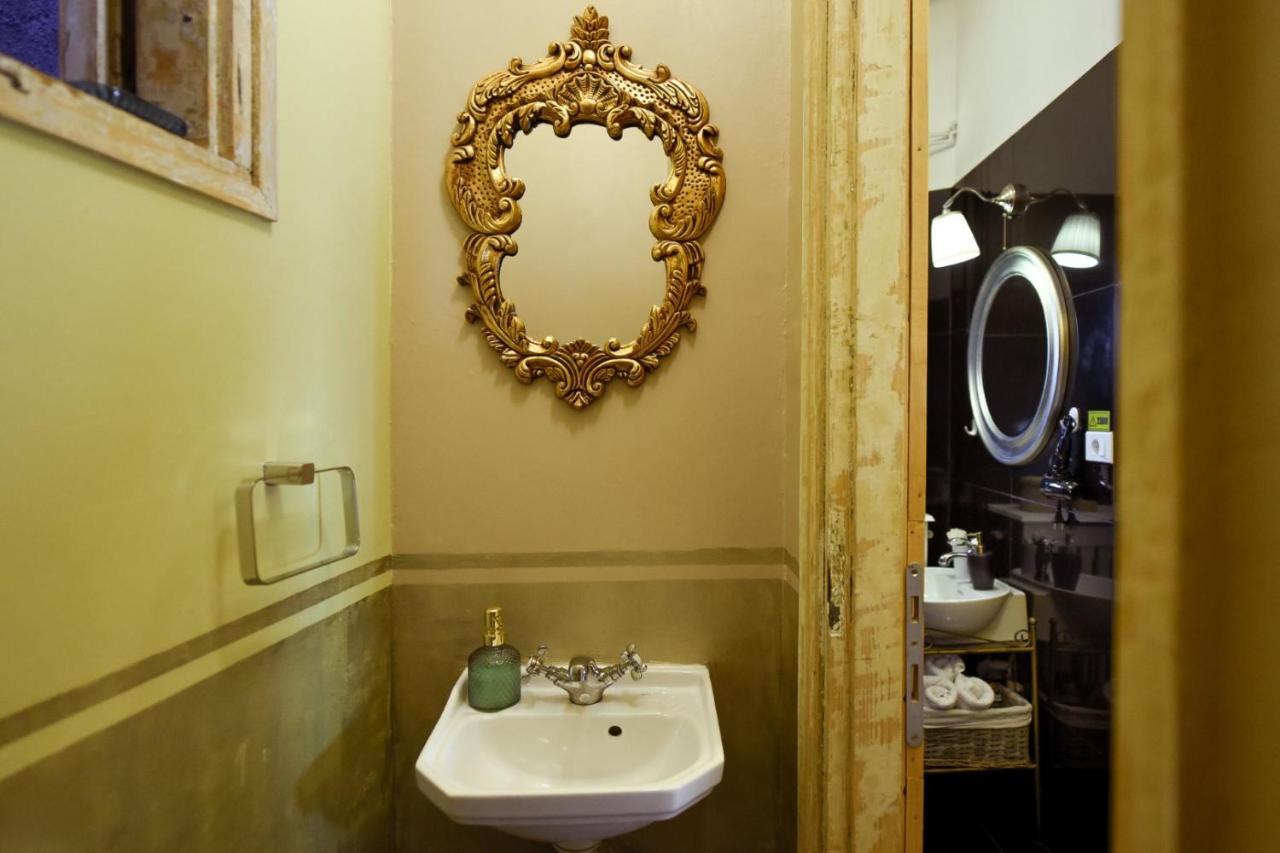Ferienwohnung Baroque Splendor: Breathtaking Views & Design Bukarest Exterior foto
