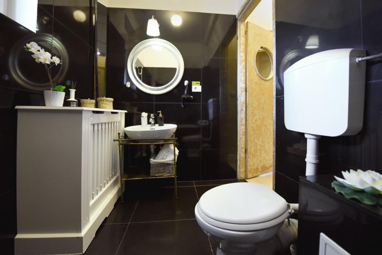 Ferienwohnung Baroque Splendor: Breathtaking Views & Design Bukarest Exterior foto