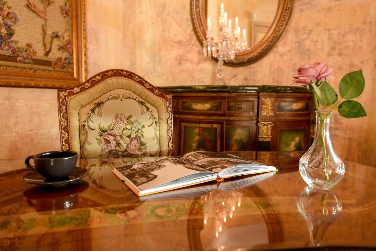 Ferienwohnung Baroque Splendor: Breathtaking Views & Design Bukarest Exterior foto