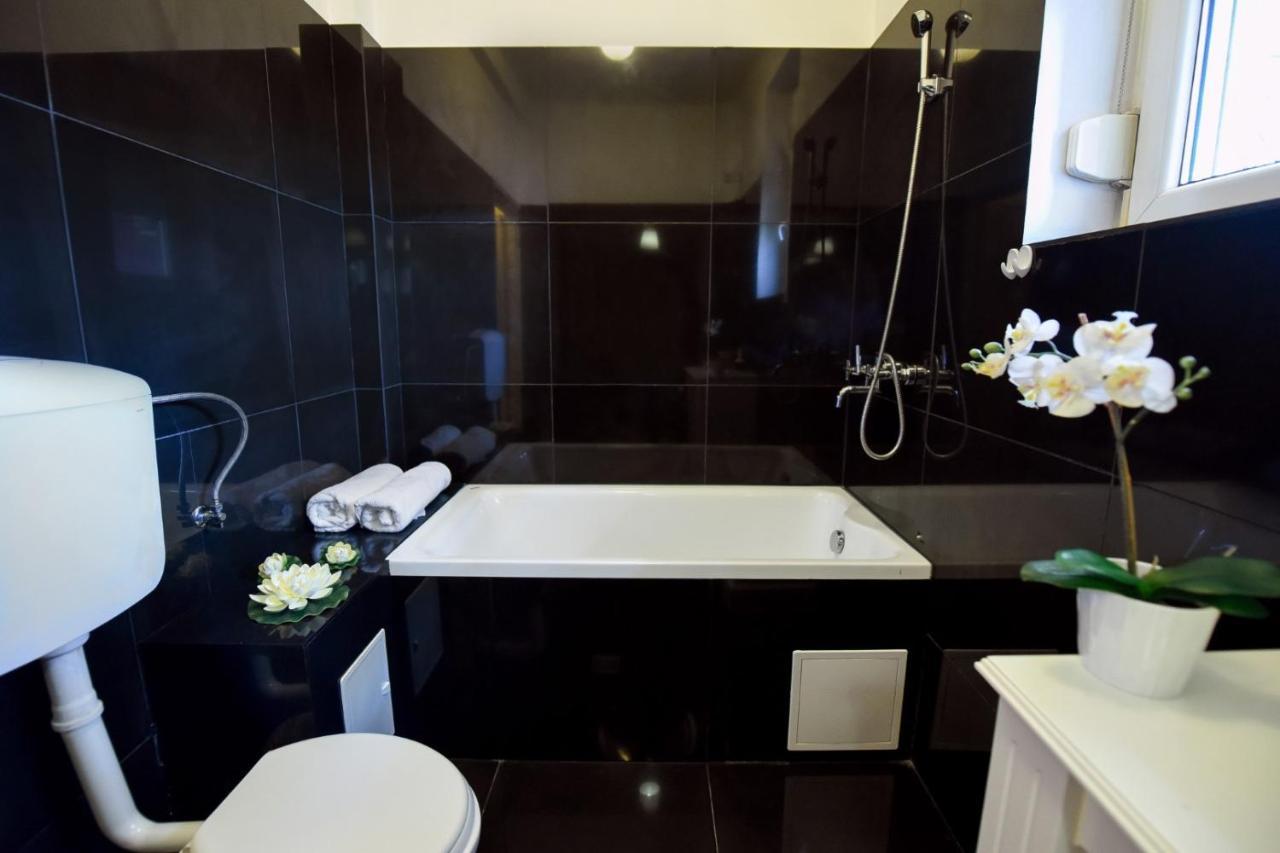 Ferienwohnung Baroque Splendor: Breathtaking Views & Design Bukarest Exterior foto
